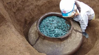 日本で15世紀の武家屋敷跡から数千枚の青銅貨が詰まった陶製の壷が出土した（海外の反応）