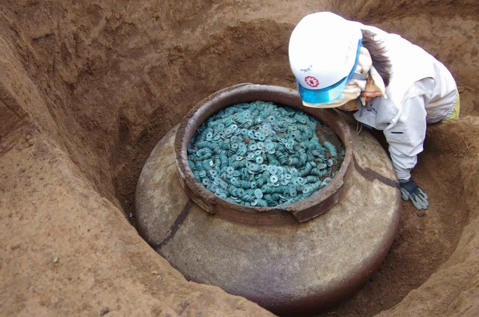 日本で15世紀の武家屋敷跡から数千枚の銅貨が詰まった陶製の壷が出土した（海外の反応）