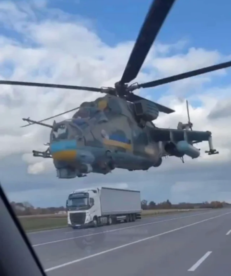 海外「ロシアのレーダーを避けるため、高速道路に沿って飛行するウクライナのヘリ」（海外の反応）