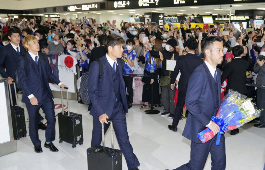 海外「日本は世界中に感銘を与えた。世界を感動させるアジアの光」日本代表が帰国し空港で大勢のファン出迎え（海外の反応）